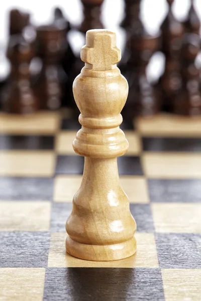 Rey de madera pieza de ajedrez blanco en el tablero de ajedrez — Foto de Stock