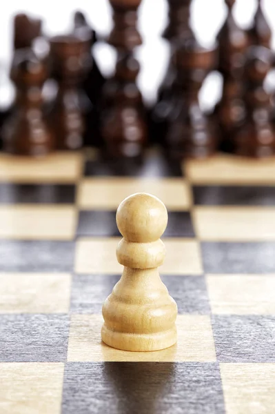 Schachfigur aus Holz weiß auf dem Schachbrett — Stockfoto