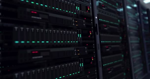 現代のサーバールームはループ可能でシームレスな3Dレンダリングアニメーション 光るランプを備えた未来的なデータベースとコンピューティングセンター 人工知能とスーパーコンピュータの概念 — ストック動画