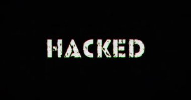 Hasarlı retro televizyon arka planında hacklenmiş ve kafatası çarpıtılmış metin. Siber suçlar, hackleme saldırısı, virüs ve korsanlık gürültü ve arıza efektli soyut kavramlar. Kusursuz ve 3D döngülü canlandırma canlandırması.