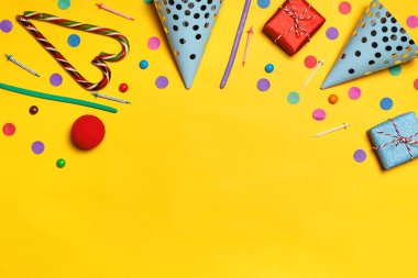 Parti şapkalı sarı arka plan konfeti şekeri sunar. Boşluğu kopyala