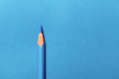 Mavi kalem mavi kağıt arkaplanda yatıyor
