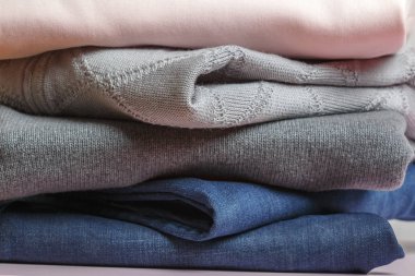 Kapalı giyim yığını - kazak, sweatshirt, kot