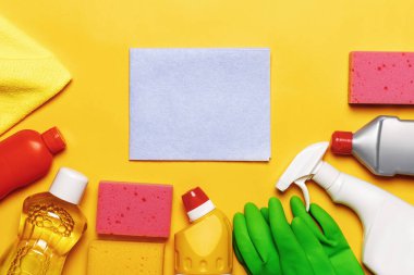 Mutfak, banyo ve diğer alanların çeşitli yüzeylerini temizlemek için ayarlandı. Sarı arkaplanda mesaj için boş bir yer. Temizlik konsepti. Üst görünüm
