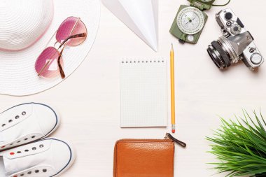 Beyaz bir arka planda düz aksesuar gezgini yatıyordu. Dinlenme kavramı. Boşluğu kopyala