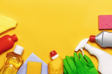 Mutfak, banyo ve diğer alanların çeşitli yüzeylerini temizlemek için ayarlandı. Sarı arkaplanda mesaj için boş bir yer. Temizlik konsepti. Üst görünüm