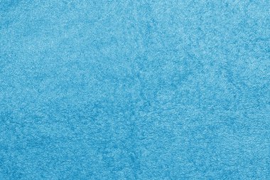 Bej ahşap arka planda mavi havlu.