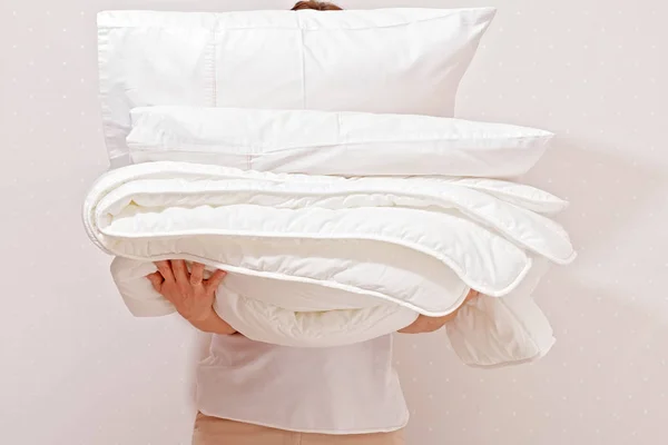 Женщина с кучей постельных принадлежностей для сна. Бытовая техника — стоковое фото
