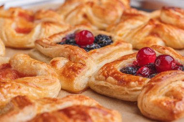 Kabartma kağıdında farklı şekillerde ve dolgularla poğaçalar.