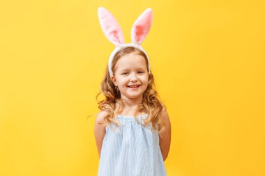 Renkli tavşan kulaklı şirin bir kız çocuğunun portresi.