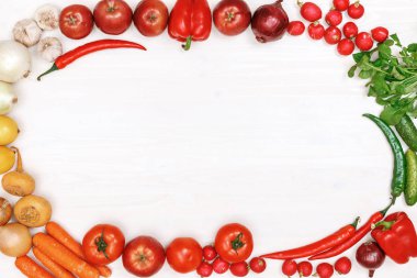 Sebzeler ve meyveler beyaz ahşap bir masada. Üst görünüm.