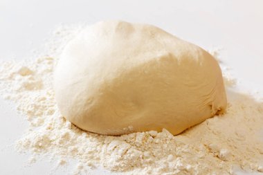 Beyaz arka planda un içinde çiğ hamur.