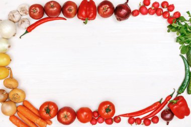 Sebzeler ve meyveler beyaz ahşap bir masada. Üst Manzara. Sp Kopyala