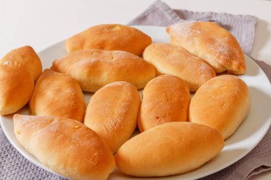 Yakın plan, ev yapımı yemek. Küçük turtalar beyaz bir çadırda yatıyor.