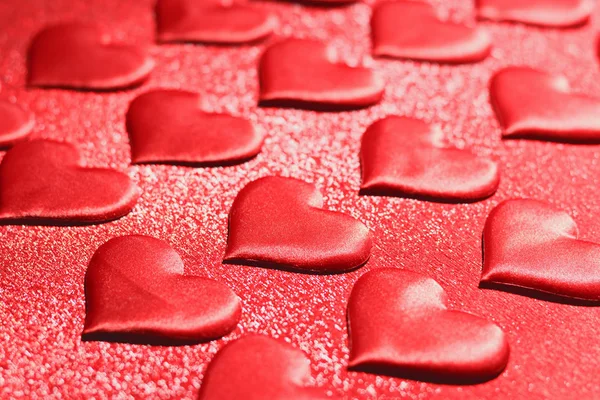 빨간 배경의 많은 빨간 하트들 이요. 로맨틱 한 사랑 발렌타인 의 — 스톡 사진