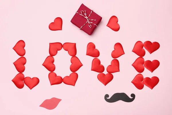 Día de San Valentín fondo rosa con corazones rojos, regalo, amor inscripción, accesorios de fiesta. Vista superior plano lay copia espacio —  Fotos de Stock