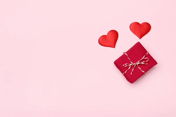 Valentines den srdce a dárkové krabice přes růžové pozadí — Stock fotografie