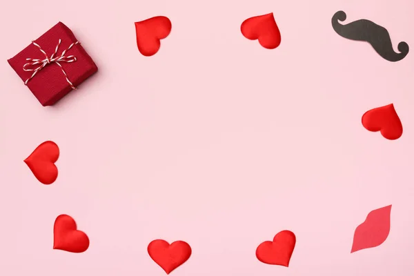 발렌타인데이 분홍색 배경 심장 선물 파티 액세서리. 상단 뷰 평면 복사 공간 인사 카드 — 스톡 사진