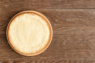 Ahşap arka planda ev yapımı peynirli kek..