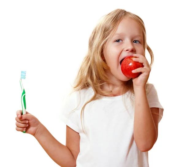 Holčička s kartáčkem na zuby a jablkem. Koncept každodenní hygieny. Izolováno na bílém pozadí — Stock fotografie