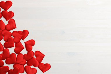 Kırmızı kalbin beyaz ahşap arka planda yakın plan kopyası için yeri var. Sevgililer Günü kutlaması konsepti