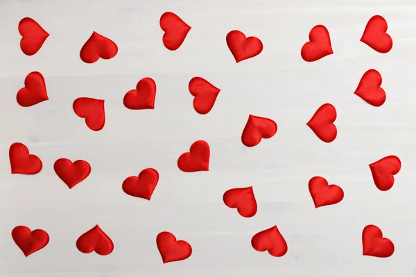 Крупним планом червоне серце на білому дерев'яному фоні з простором для копіювання. Концепція святкування Дня святого Валентина — стокове фото