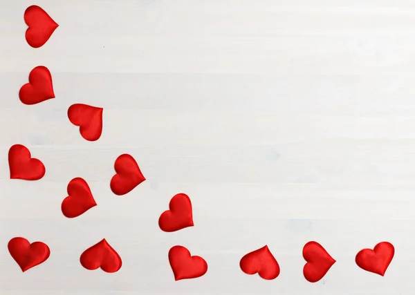 Detailní záběr červeného srdce na bílém dřevěném pozadí s prostorem pro kopírování. Valentýnská oslava koncepce — Stock fotografie