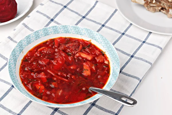 Comida nacional rusa y ucraniana - sopa de remolacha roja, borscht  . — Foto de Stock