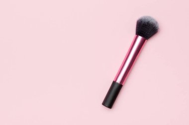 Pembe arka planda makyaj fırçası. Düz görünüm kopyalama alanı