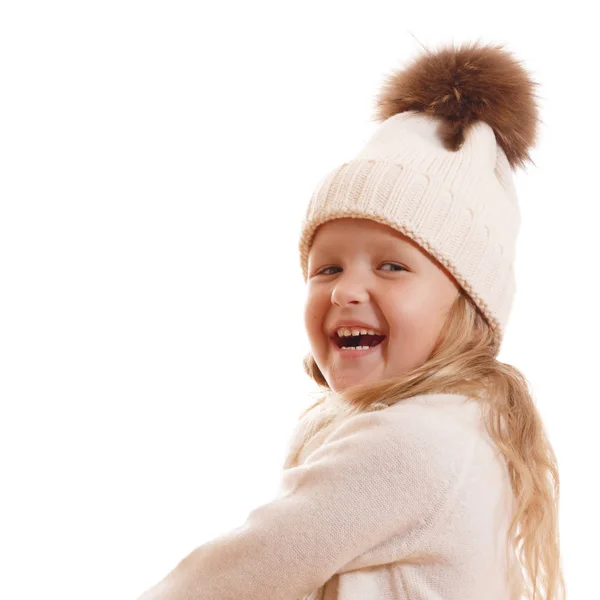 Retrato de uma menina rindo em um chapéu de malha com um pompo — Fotografia de Stock