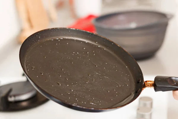 Крупный план приготовления пищи на газовой плите, пустая сковородка с горячим овощем — стоковое фото