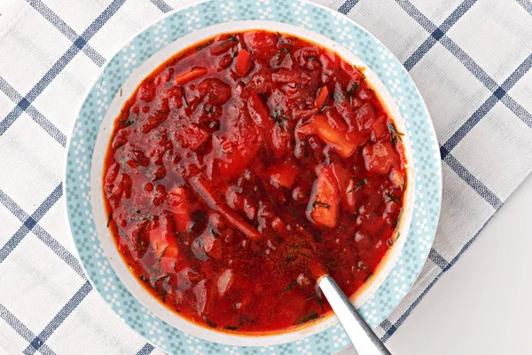 Ruské a ukrajinské národní jídlo - červená řepa polévka, boršč. C — Stock fotografie
