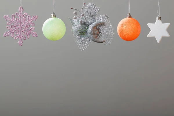 Diferentes brinquedos multicoloridos para a árvore de Natal, isolados em — Fotografia de Stock