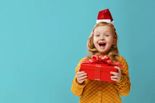 Felice bambina in un caldo maglione a maglia e cappello Babbo Natale — Foto Stock