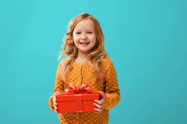 Niña feliz en un suéter de punto de mostaza caliente —  Fotos de Stock