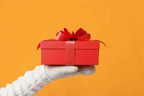 Primo piano vista parziale dell'uomo in maglione contenente scatola regalo rossa su — Foto Stock