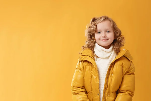 Retrato de niña feliz preescolar en una chaqueta de invierno. Yello. — Foto de Stock