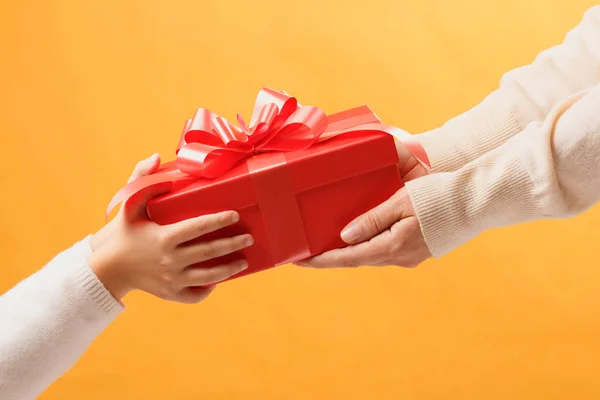 Manos de los padres dando un regalo a su hijo.El concepto de dar un —  Fotos de Stock