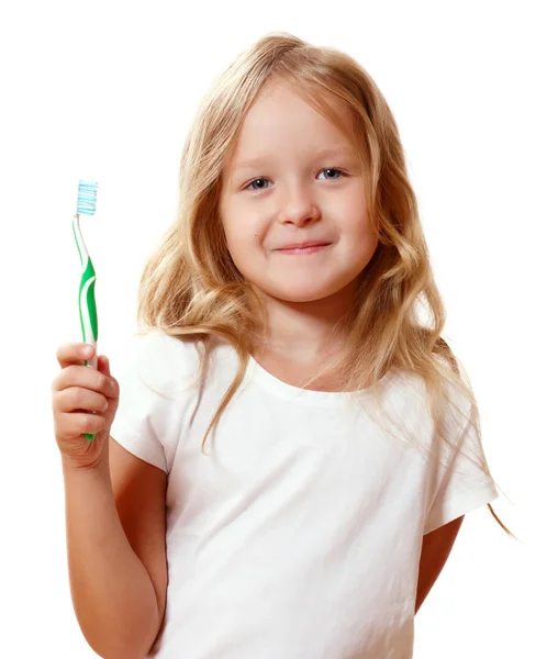 Malá holčička si čistí zuby kartáčkem na zuby. Koncept každodenní hygieny. Izolováno na bílém pozadí — Stock fotografie