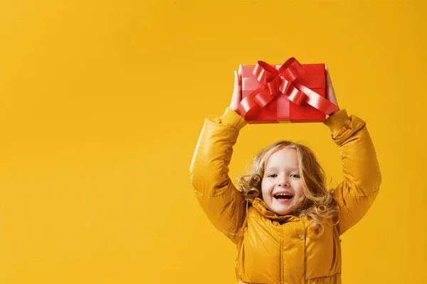 Felice bambina in età prescolare una giacca invernale è in possesso di un bo — Foto Stock