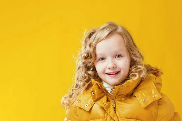 Retrato de niña feliz preescolar en una chaqueta de invierno. Yello. — Foto de Stock