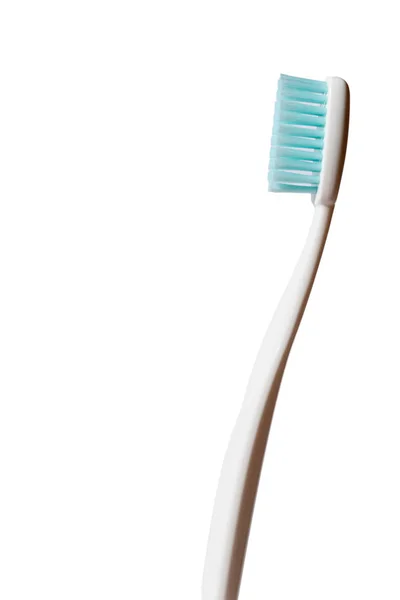 Nový bílý zubní kartáček s tyrkysovými štětinami na bílém pozadí — Stock fotografie