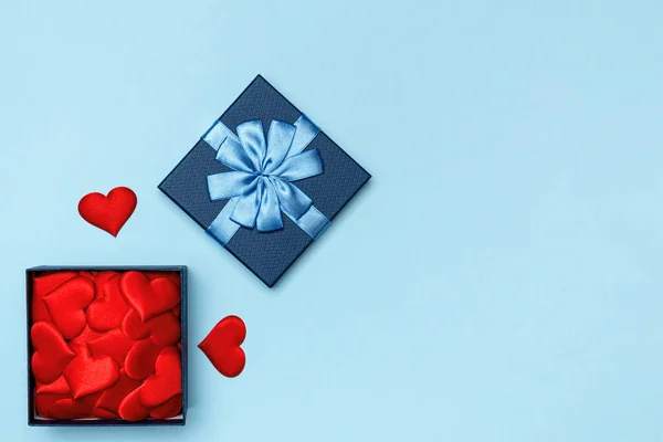 Блакитна відкрита скринька з серцем на кольоровому фоні. Поняття любові і Валентина — стокове фото