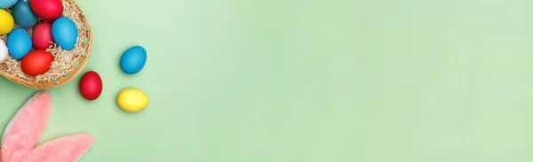 부활절 바구니에는 민트를 배경으로 색깔있는 의귀가 Copy Space Banner Top — 스톡 사진