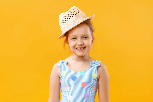 Hasır Şapkalı Mayosu Olan Sevimli Sevimli Sevimli Bir Kız Sarı — Stok fotoğraf