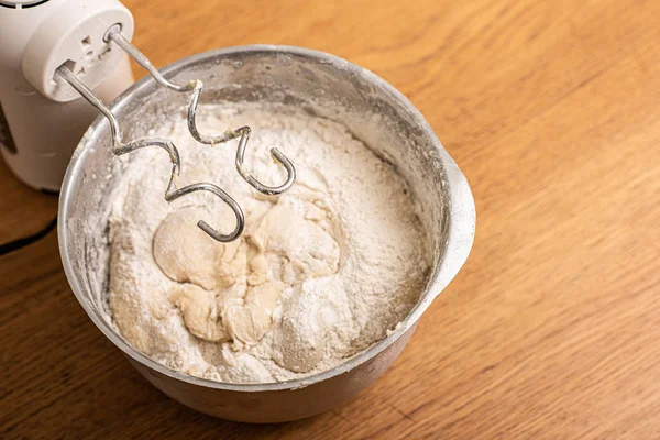 Mescolatore Mano Una Ciotola Metallo Con Pasta — Foto Stock