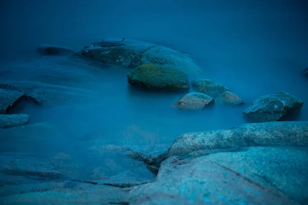 Lunga Esposizione Notte Foto Onde Lavarsi Pietre Scogliere — Foto Stock