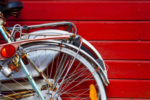 两辆旧自行车靠在红木墙上 — 图库照片