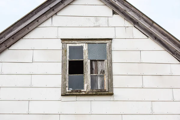 Krossade Fönster Ett Gammalt Övergivet Hus Med Asbestkakel — Stockfoto