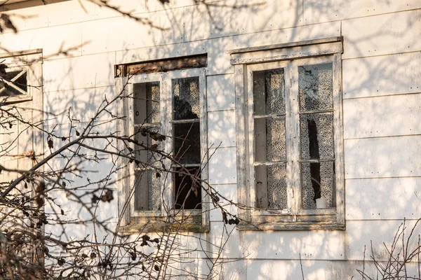 Asbest Duvarlı Terk Edilmiş Eski Bir Evin Kırık Camları — Stok fotoğraf